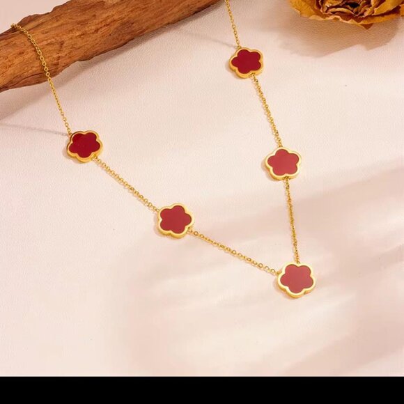 Elegant Black and Red Clover Gold Necklace - Picture 3 of 3